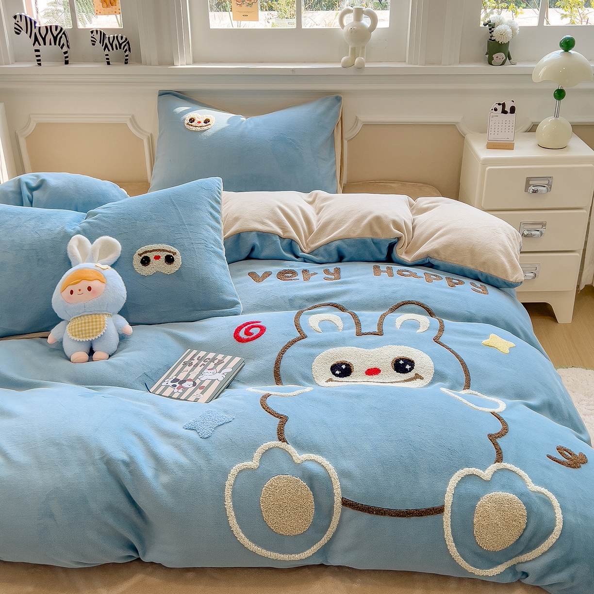 91家纺网 家纺一手货源 找家纺 悦织语 2025新款加厚200克高克重毛巾绣牛奶绒四件套 可爱布布-蓝