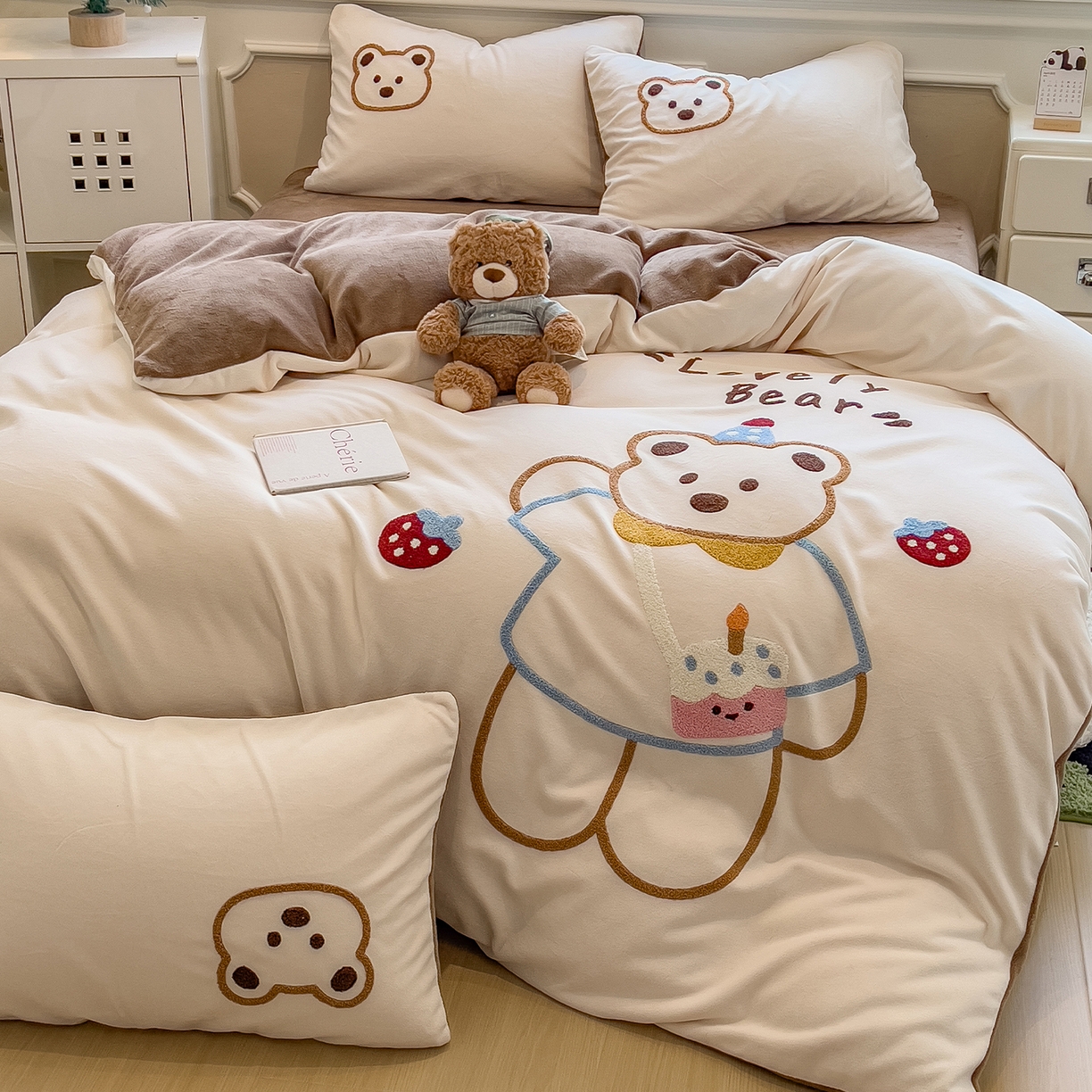 91家纺网 家纺一手货源 找家纺 悦织语 2025新款加厚200克高克重毛巾绣牛奶绒四件套 蛋糕熊-卡其