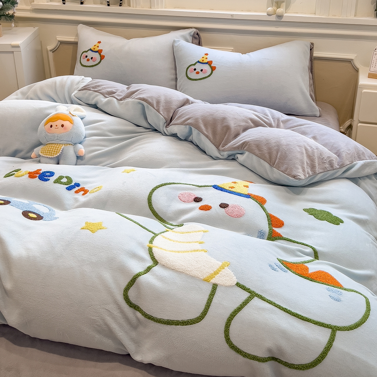 91家纺网 家纺一手货源 找家纺 悦织语 2025新款加厚200克高克重毛巾绣牛奶绒四件套 派对恐龙-浅蓝