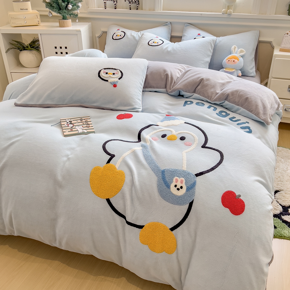 91家纺网 家纺一手货源 找家纺 悦织语 2025新款加厚200克高克重毛巾绣牛奶绒四件套 快乐企鹅-浅蓝