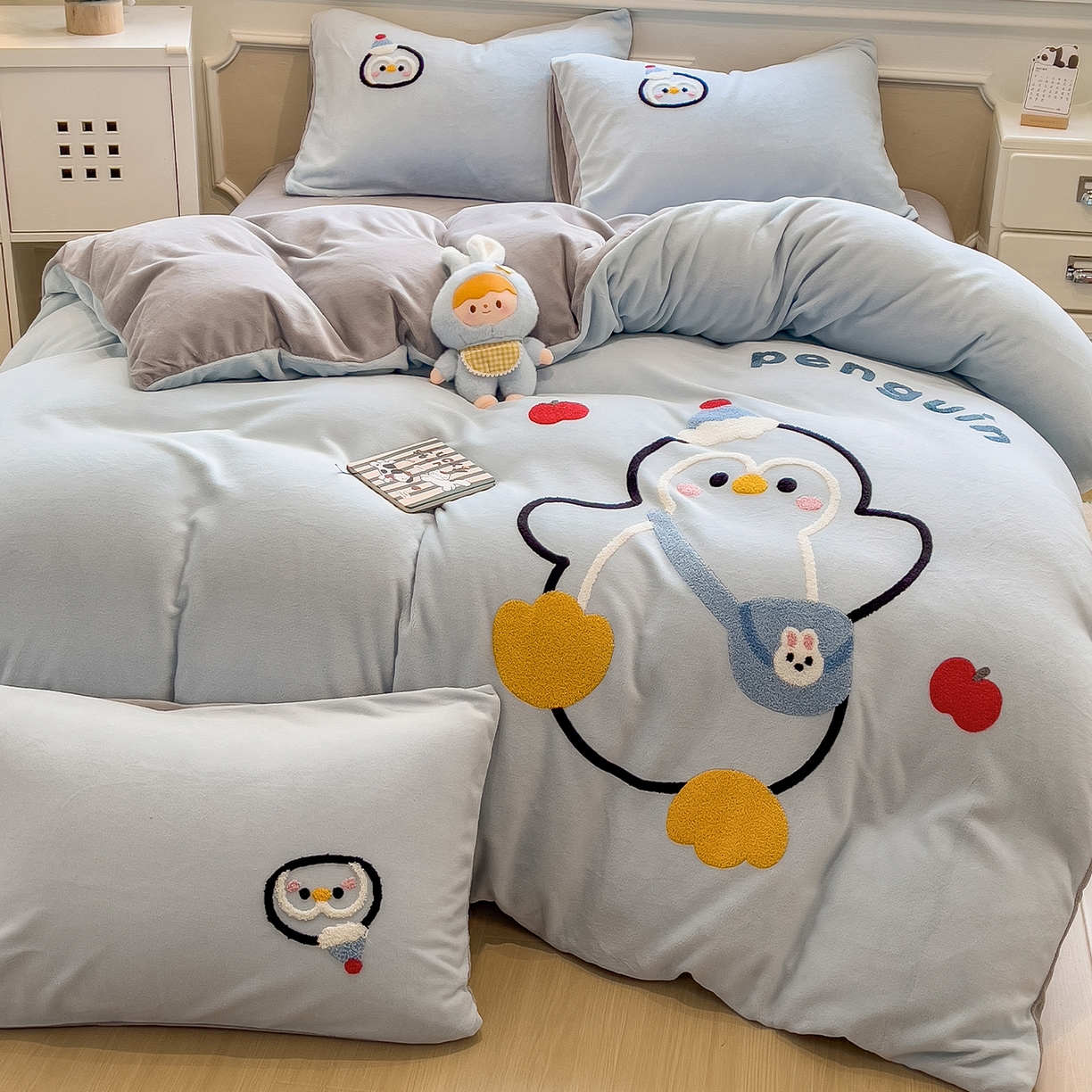 91家纺网 家纺一手货源 找家纺 悦织语 2025新款加厚200克高克重毛巾绣牛奶绒四件套 快乐企鹅-浅蓝