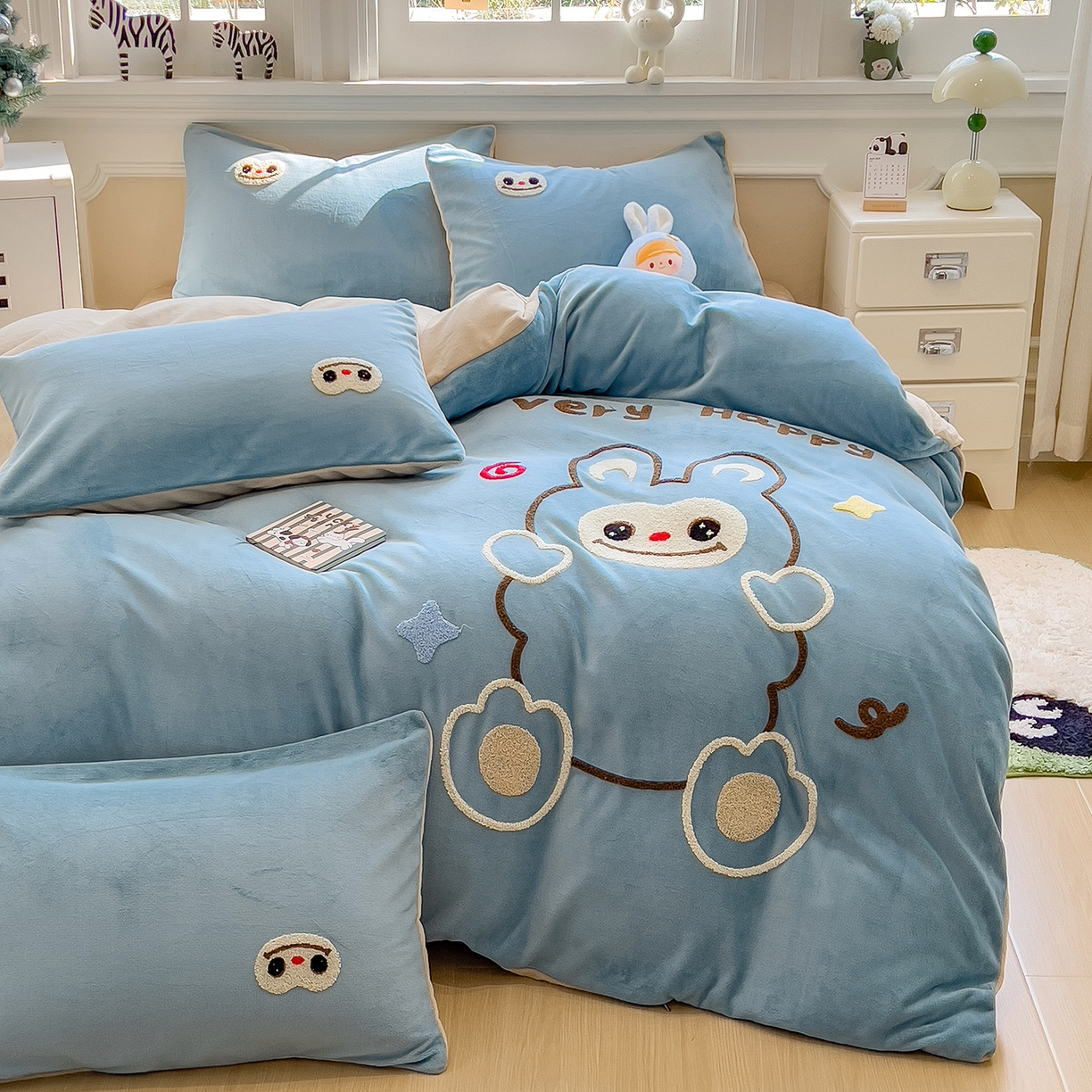 91家纺网 家纺一手货源 找家纺 悦织语 2025新款加厚200克高克重毛巾绣牛奶绒四件套 可爱布布-蓝