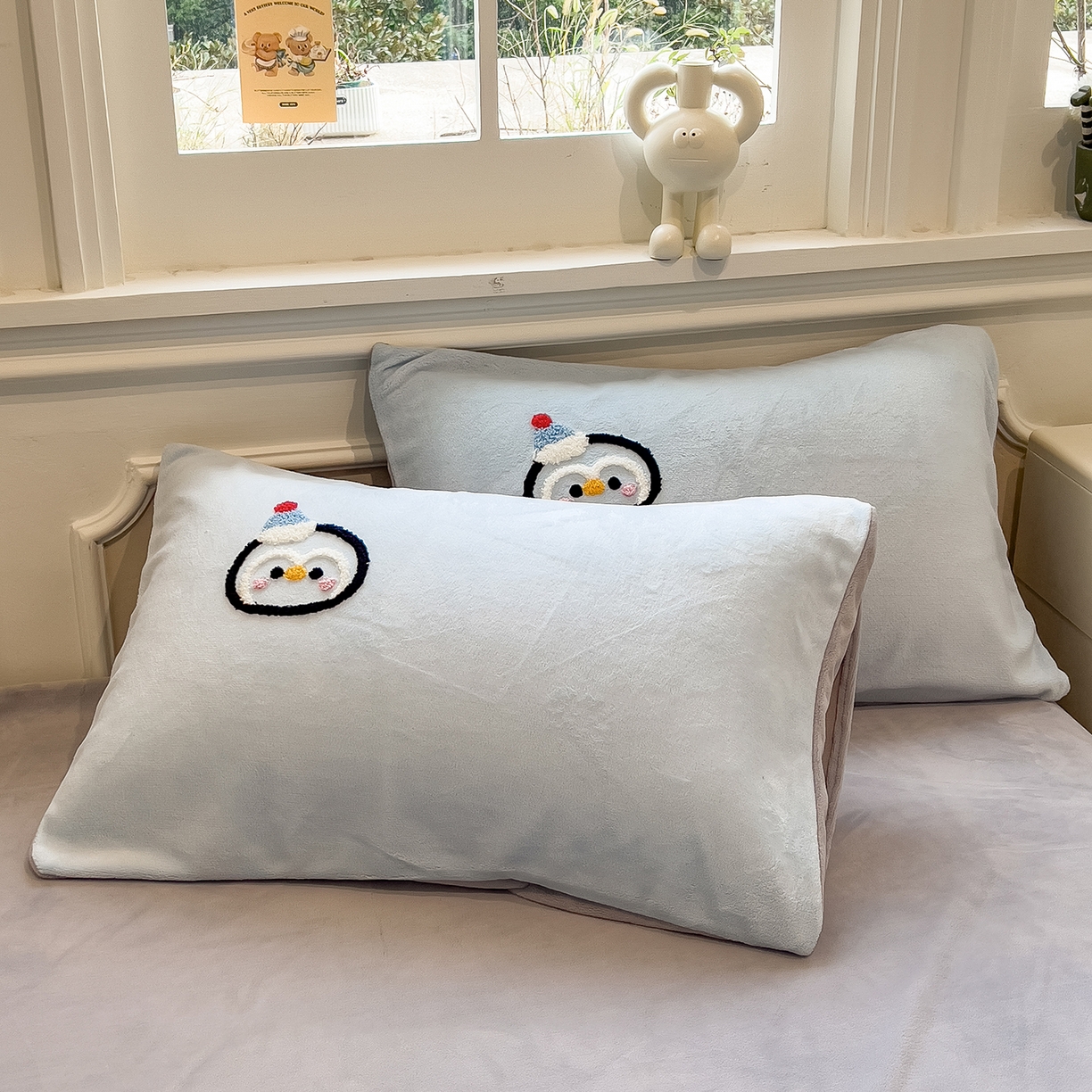 91家纺网 家纺一手货源 找家纺 悦织语 2025新款加厚200克高克重毛巾绣牛奶绒四件套 快乐企鹅-浅蓝