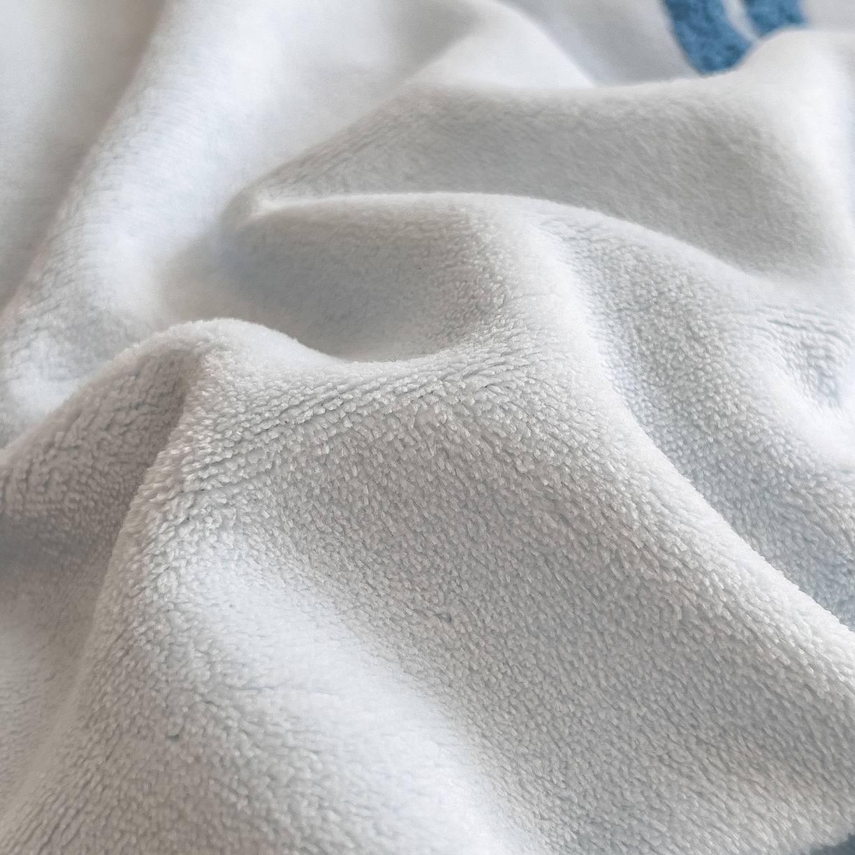 91家纺网 家纺一手货源 找家纺 悦织语 2025新款加厚200克高克重毛巾绣牛奶绒四件套 快乐企鹅-浅蓝