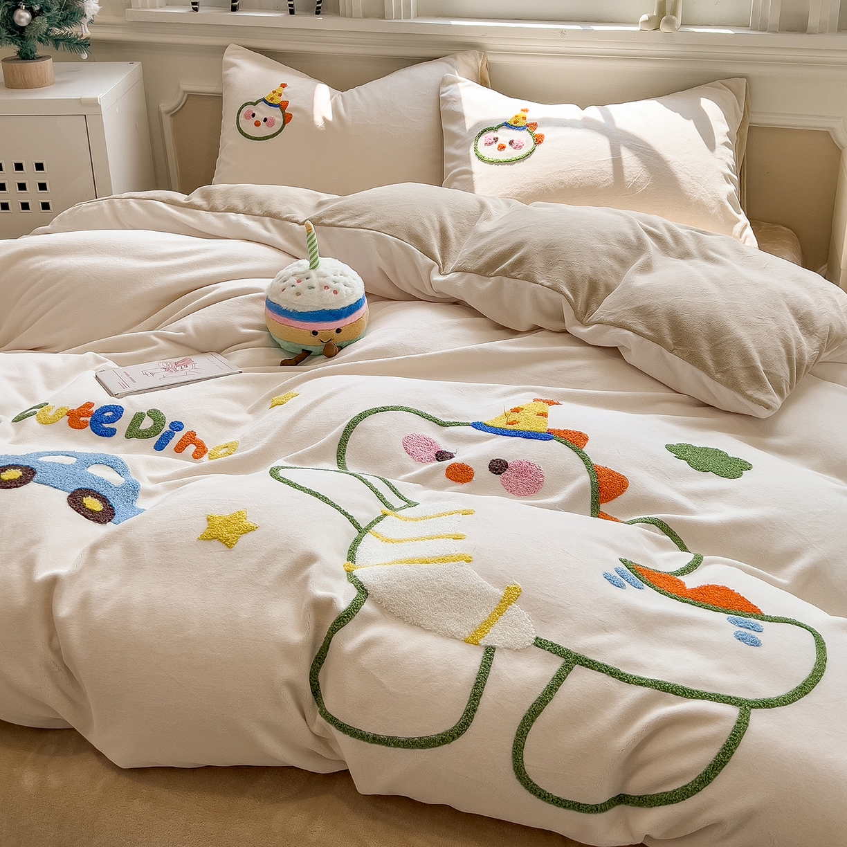 91家纺网 家纺一手货源 找家纺 悦织语 2025新款加厚200克高克重毛巾绣牛奶绒四件套 派对恐龙-米白