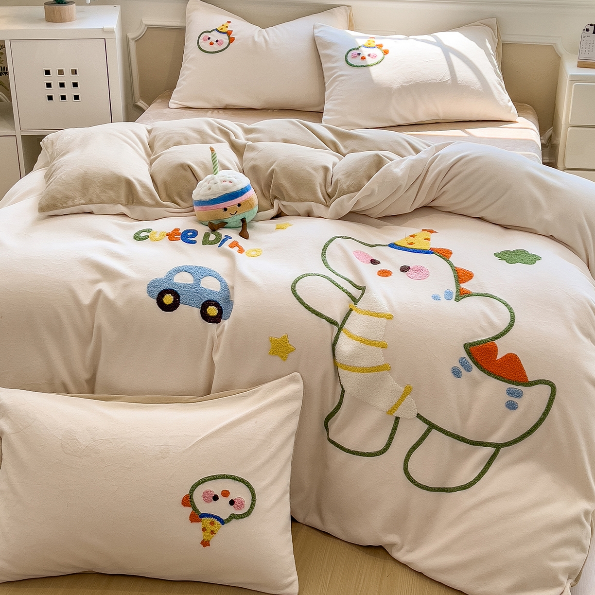 91家纺网 家纺一手货源 找家纺 悦织语 2025新款加厚200克高克重毛巾绣牛奶绒四件套 派对恐龙-米白