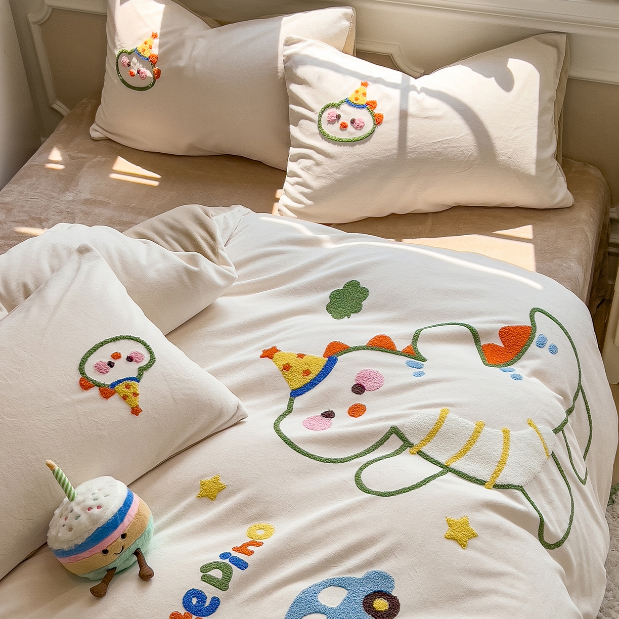 91家纺网 家纺一手货源 找家纺 悦织语 2025新款加厚200克高克重毛巾绣牛奶绒四件套 派对恐龙-米白