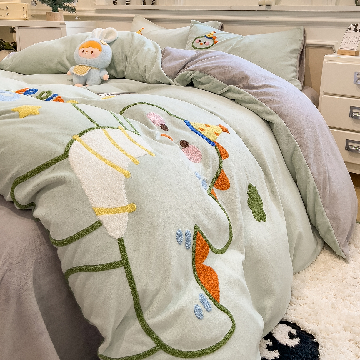 91家纺网 家纺一手货源 找家纺 悦织语 2025新款加厚200克高克重毛巾绣牛奶绒四件套 派对恐龙-浅绿