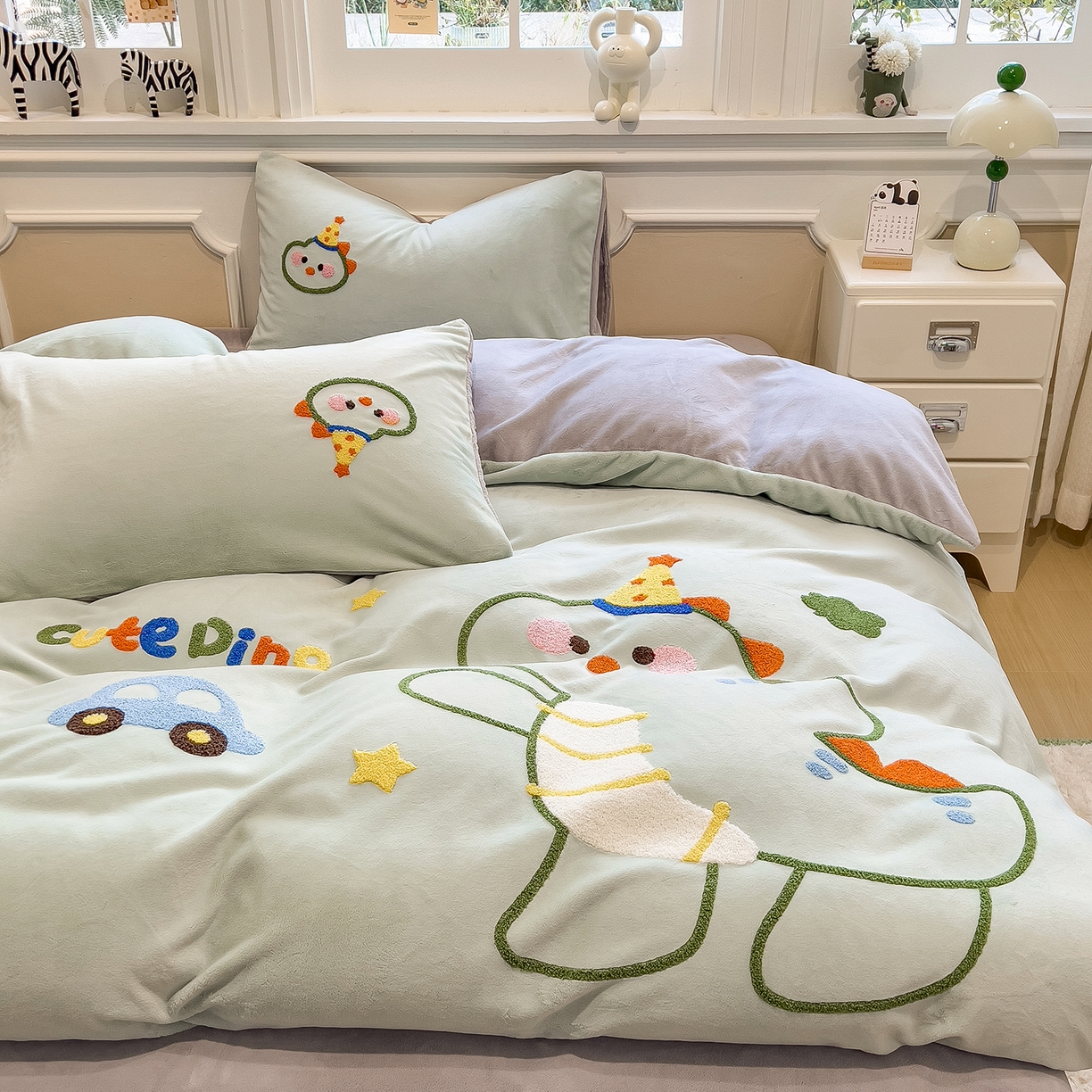 91家纺网 家纺一手货源 找家纺 悦织语 2025新款加厚200克高克重毛巾绣牛奶绒四件套 派对恐龙-浅绿