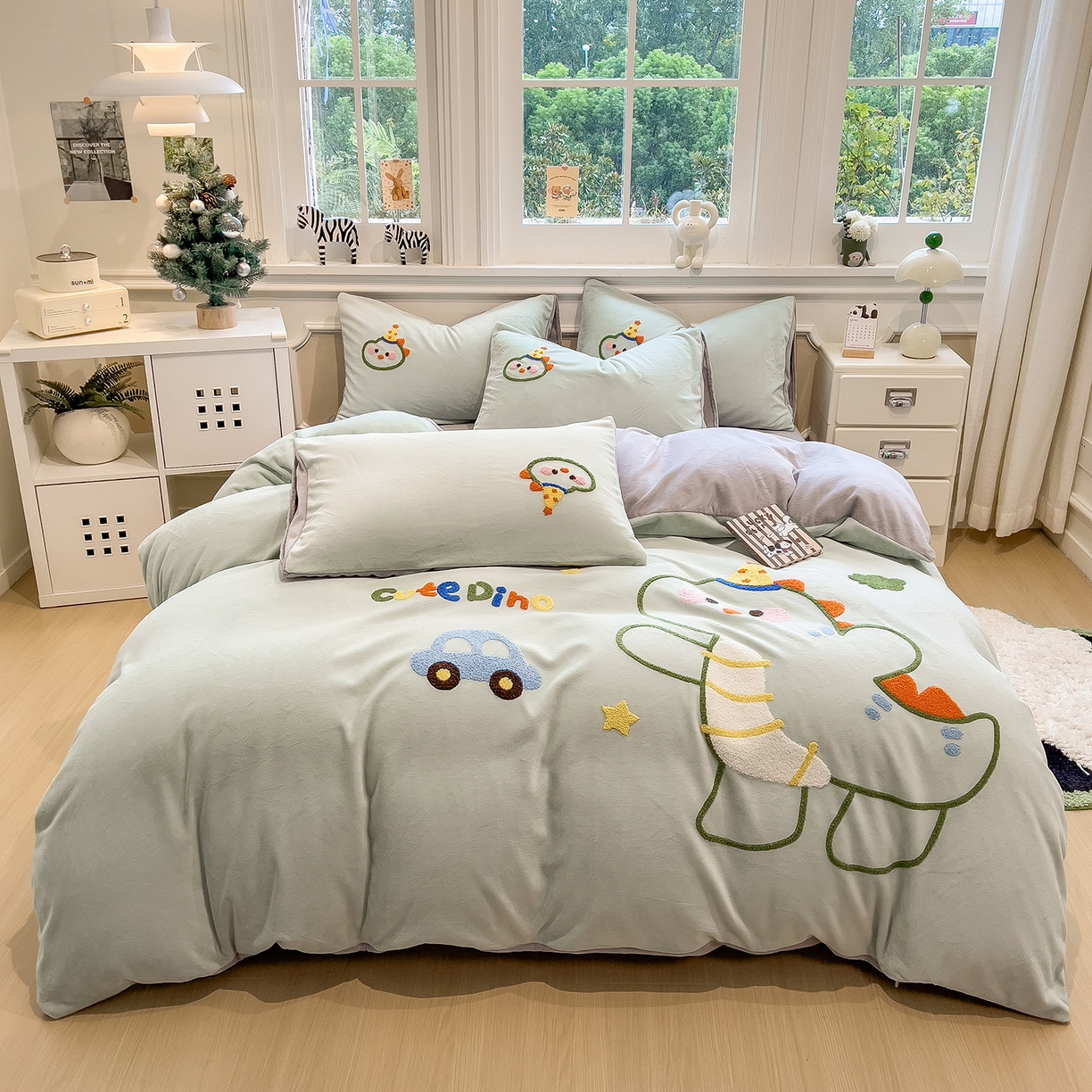 91家纺网 家纺一手货源 找家纺 悦织语 2025新款加厚200克高克重毛巾绣牛奶绒四件套 派对恐龙-浅绿