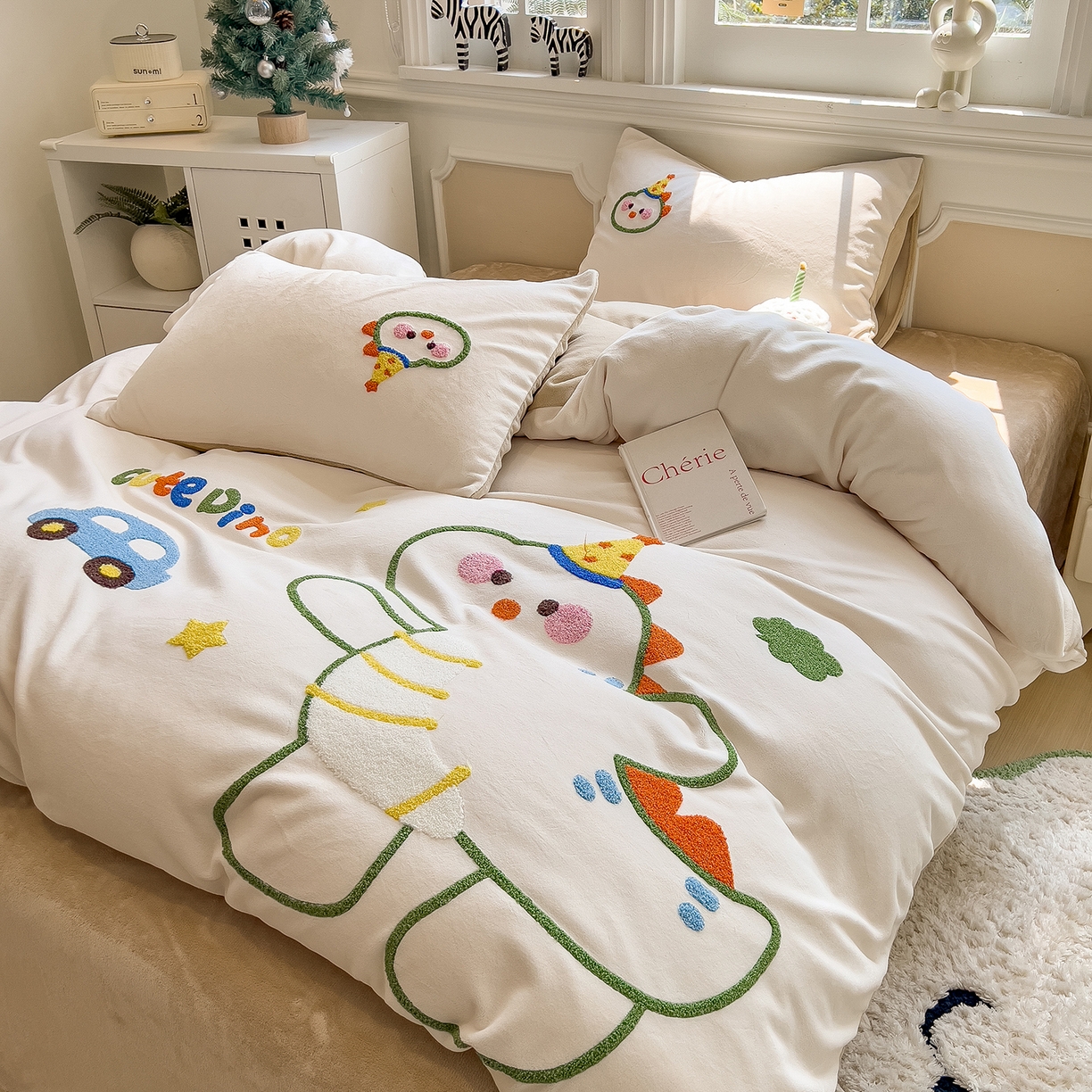 91家纺网 家纺一手货源 找家纺 悦织语 2025新款加厚200克高克重毛巾绣牛奶绒四件套 派对恐龙-米白