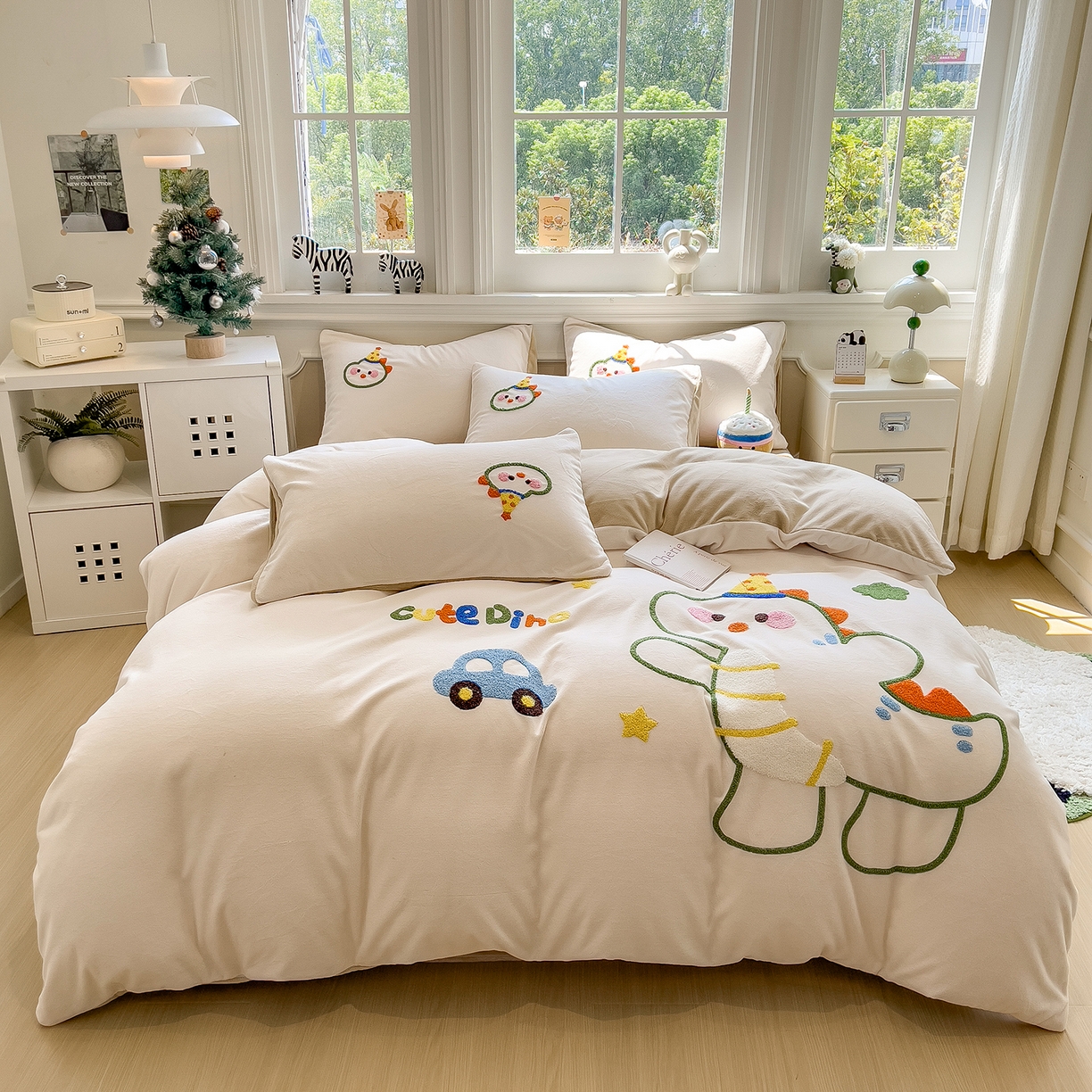 91家纺网 家纺一手货源 找家纺 悦织语 2025新款加厚200克高克重毛巾绣牛奶绒四件套 派对恐龙-米白