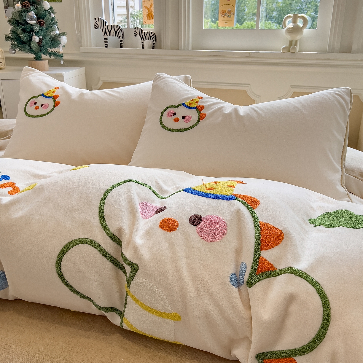 91家纺网 家纺一手货源 找家纺 悦织语 2025新款加厚200克高克重毛巾绣牛奶绒四件套 派对恐龙-米白