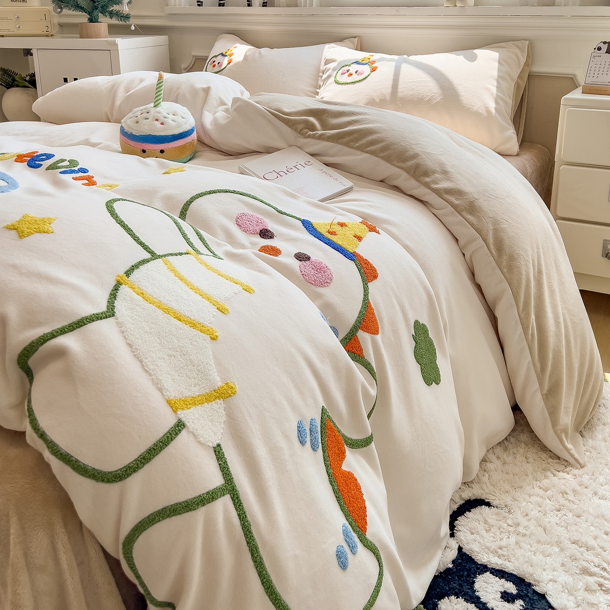 91家纺网 家纺一手货源 找家纺 悦织语 2025新款加厚200克高克重毛巾绣牛奶绒四件套 派对恐龙-米白