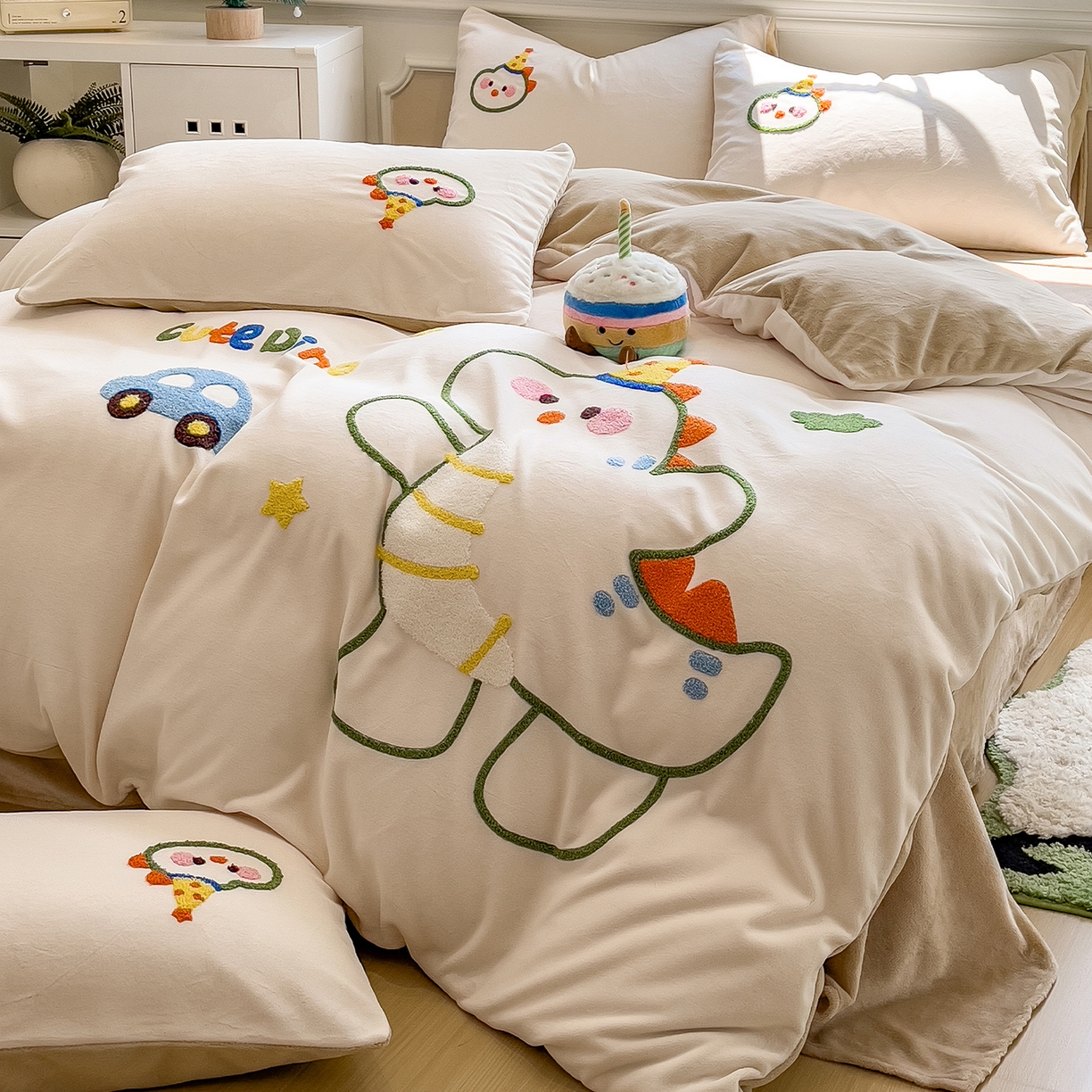 91家纺网 家纺一手货源 找家纺 悦织语 2025新款加厚200克高克重毛巾绣牛奶绒四件套 派对恐龙-米白