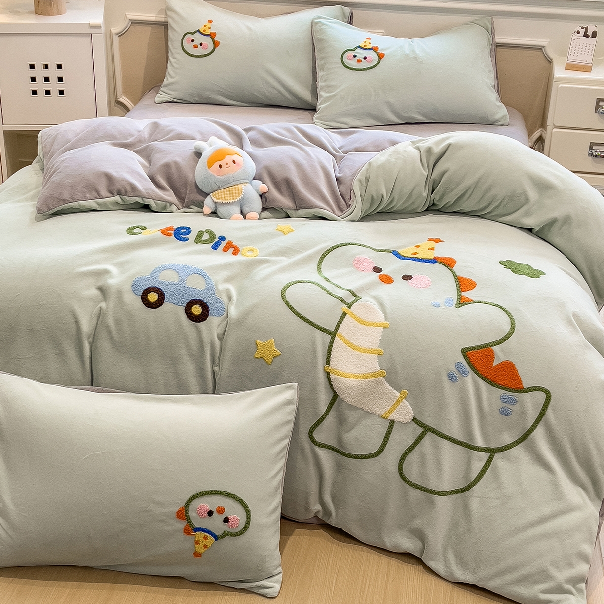 91家纺网 家纺一手货源 找家纺 悦织语 2025新款加厚200克高克重毛巾绣牛奶绒四件套 派对恐龙-浅绿