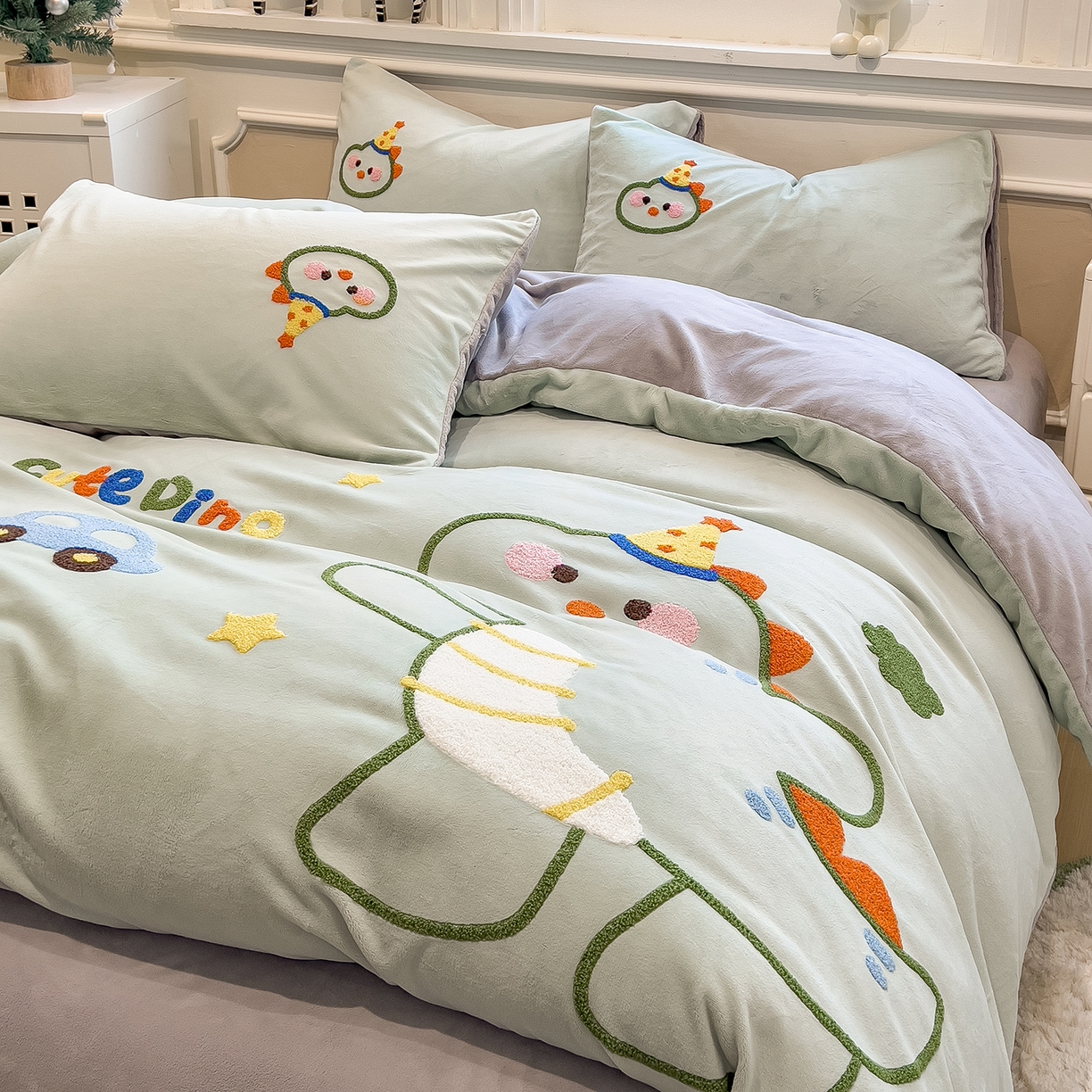 91家纺网 家纺一手货源 找家纺 悦织语 2025新款加厚200克高克重毛巾绣牛奶绒四件套 派对恐龙-浅绿