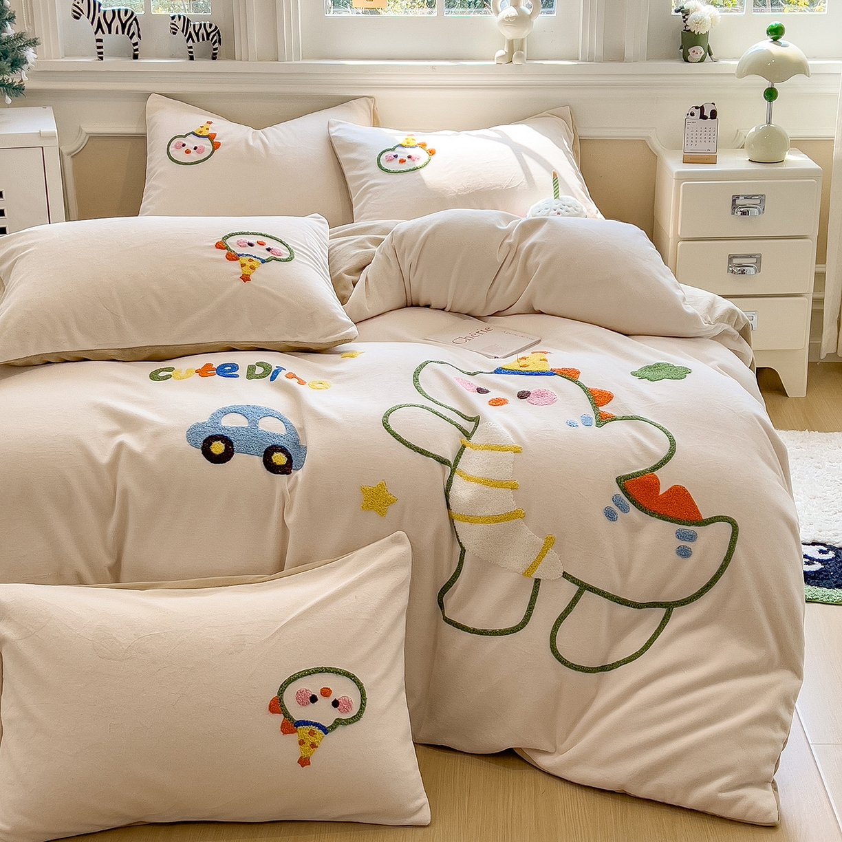 91家纺网 家纺一手货源 找家纺 悦织语 2025新款加厚200克高克重毛巾绣牛奶绒四件套 派对恐龙-米白