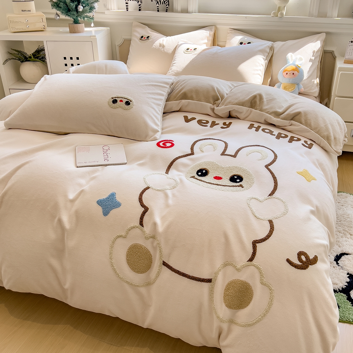 91家纺网 家纺一手货源 找家纺 悦织语 2025新款加厚200克高克重毛巾绣牛奶绒四件套 可爱布布-卡其