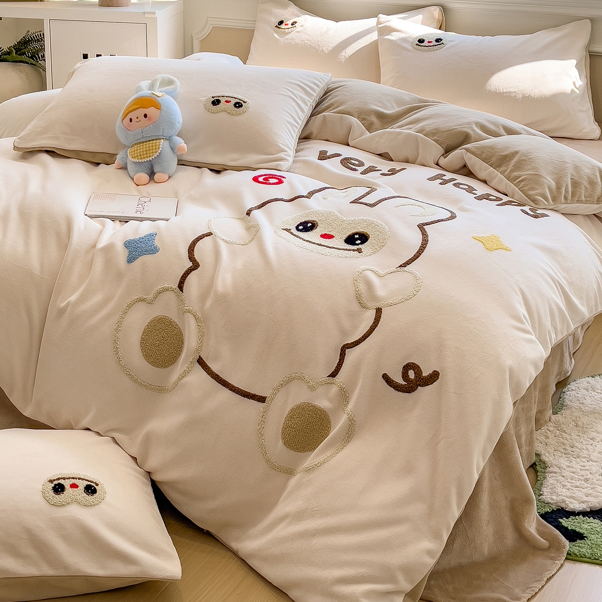 91家纺网 家纺一手货源 找家纺 悦织语 2025新款加厚200克高克重毛巾绣牛奶绒四件套 可爱布布-卡其