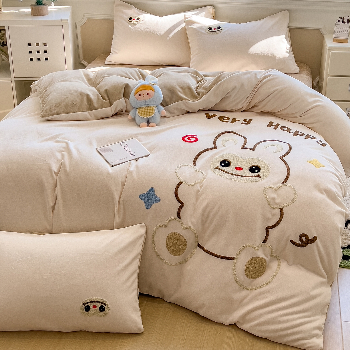 91家纺网 家纺一手货源 找家纺 悦织语 2025新款加厚200克高克重毛巾绣牛奶绒四件套 可爱布布-卡其