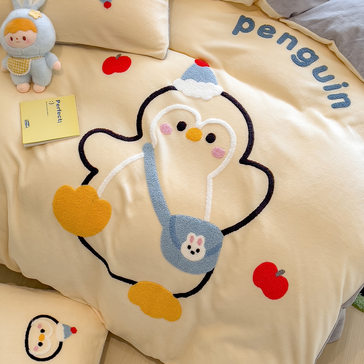 91家纺网 家纺一手货源 找家纺 悦织语 2025新款加厚200克高克重毛巾绣牛奶绒四件套 快乐企鹅-奶黄