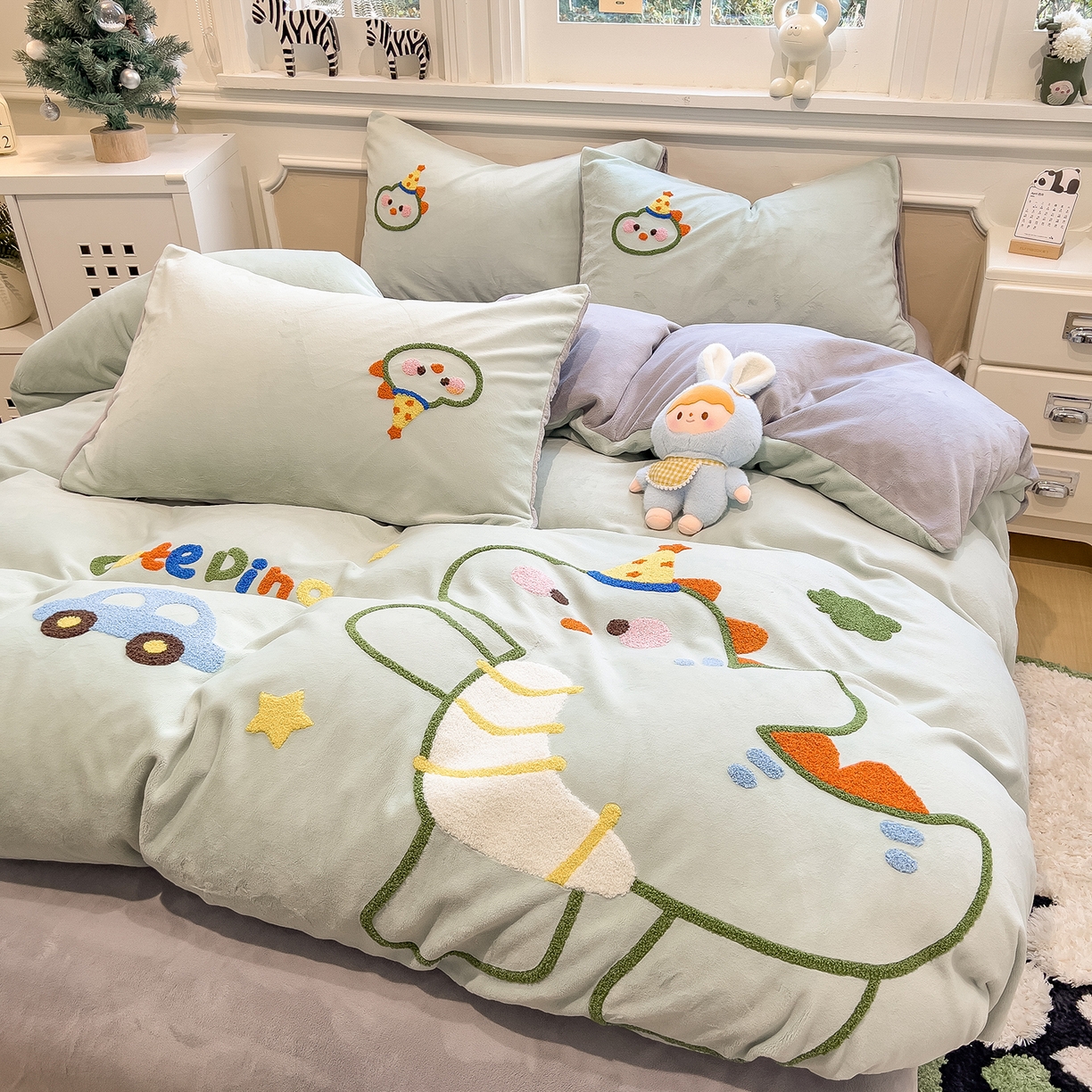 91家纺网 家纺一手货源 找家纺 悦织语 2025新款加厚200克高克重毛巾绣牛奶绒四件套 派对恐龙-浅绿