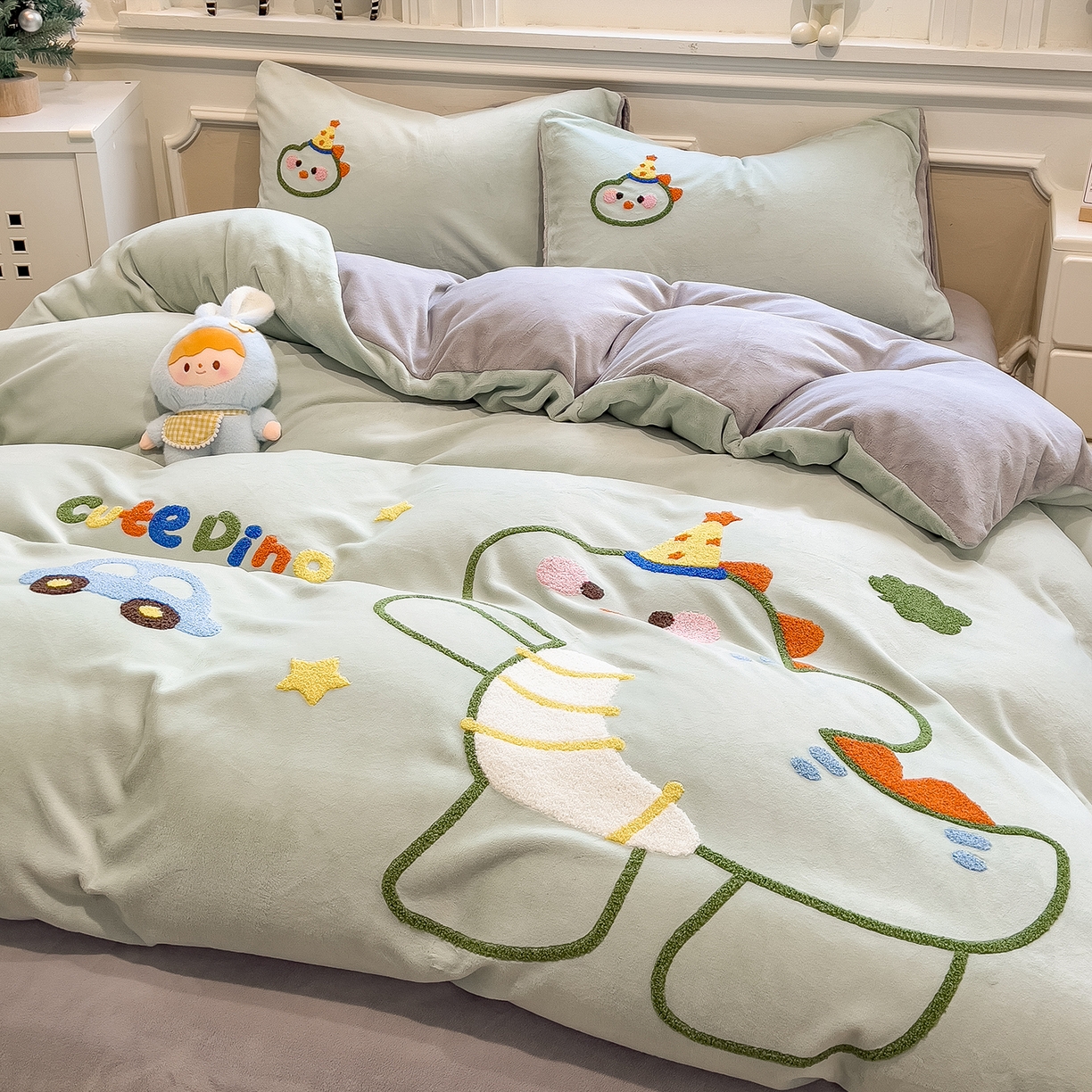 91家纺网 家纺一手货源 找家纺 悦织语 2025新款加厚200克高克重毛巾绣牛奶绒四件套 派对恐龙-浅绿