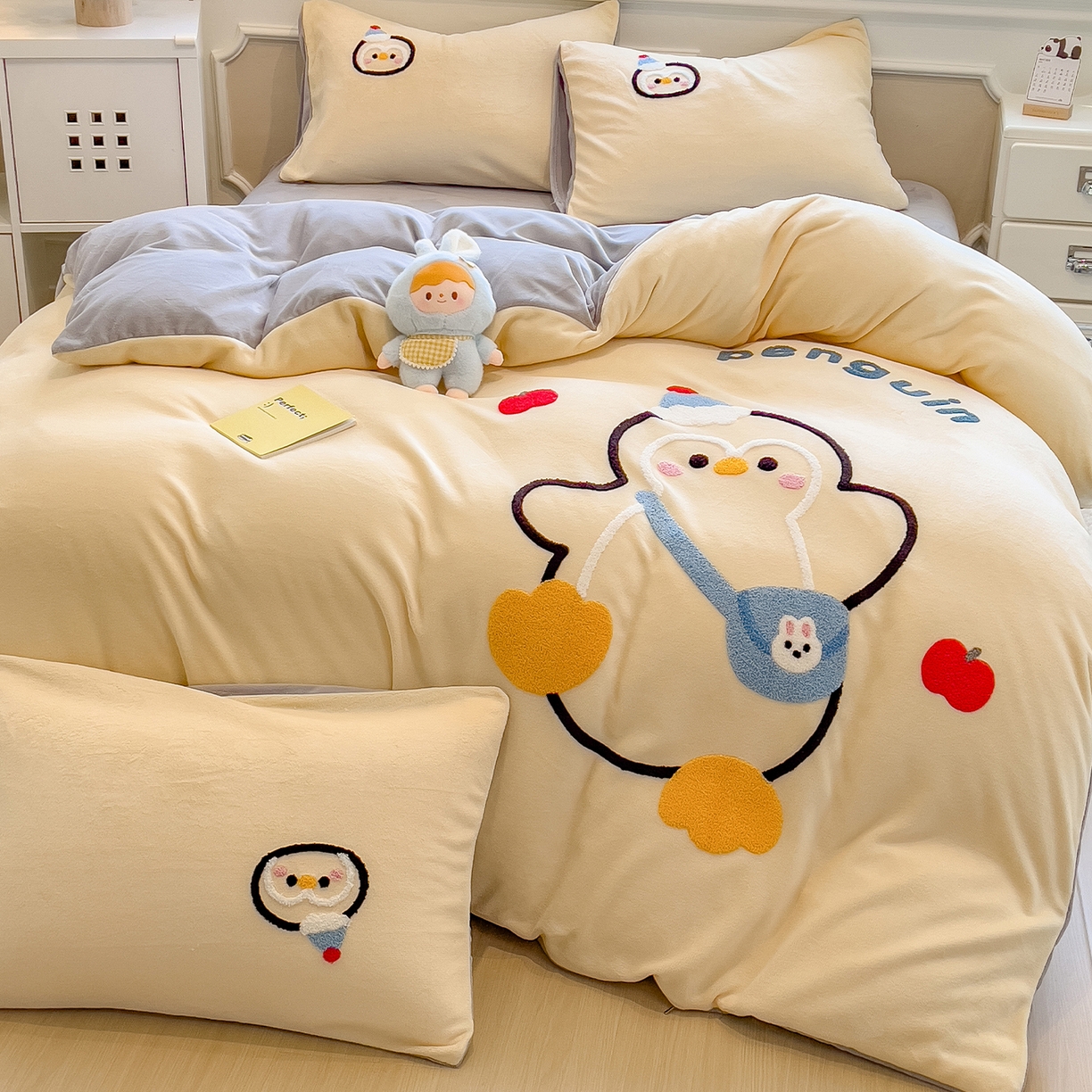 91家纺网 家纺一手货源 找家纺 悦织语 2025新款加厚200克高克重毛巾绣牛奶绒四件套 快乐企鹅-奶黄