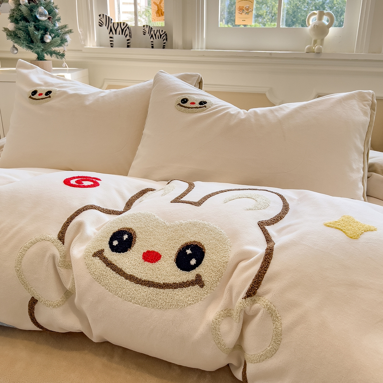 91家纺网 家纺一手货源 找家纺 悦织语 2025新款加厚200克高克重毛巾绣牛奶绒四件套 可爱布布-卡其