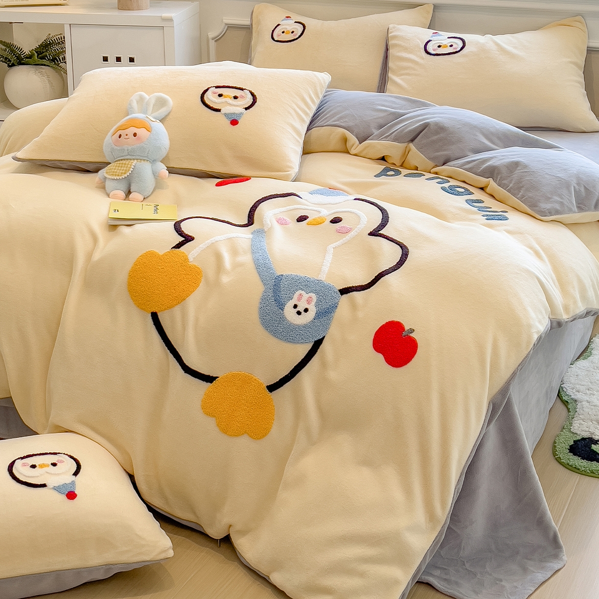 91家纺网 家纺一手货源 找家纺 悦织语 2025新款加厚200克高克重毛巾绣牛奶绒四件套 快乐企鹅-奶黄