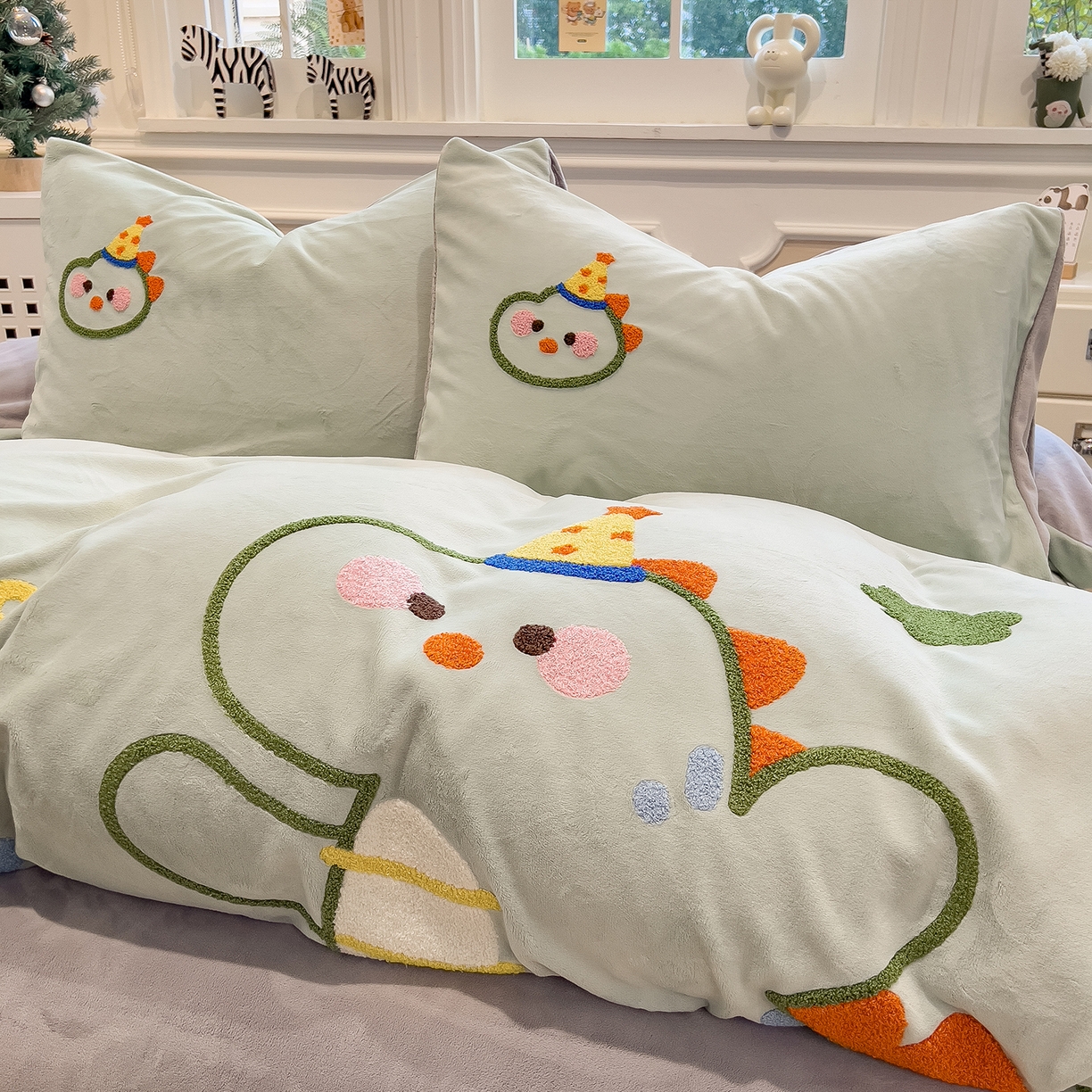 91家纺网 家纺一手货源 找家纺 悦织语 2025新款加厚200克高克重毛巾绣牛奶绒四件套 派对恐龙-浅绿