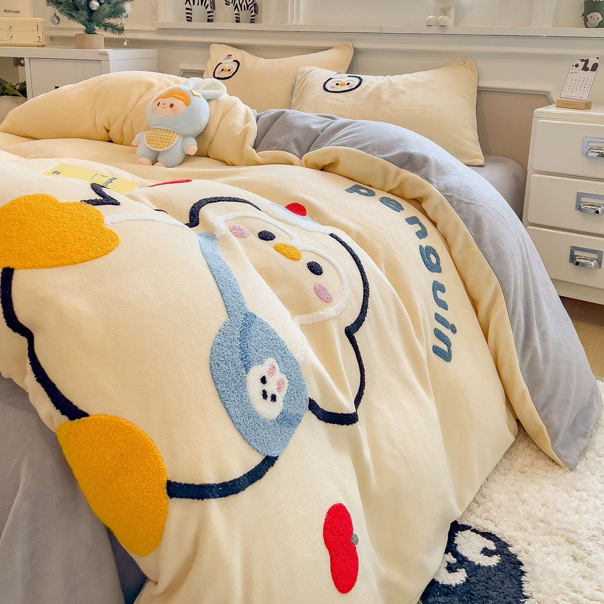 91家纺网 家纺一手货源 找家纺 悦织语 2025新款加厚200克高克重毛巾绣牛奶绒四件套 快乐企鹅-奶黄