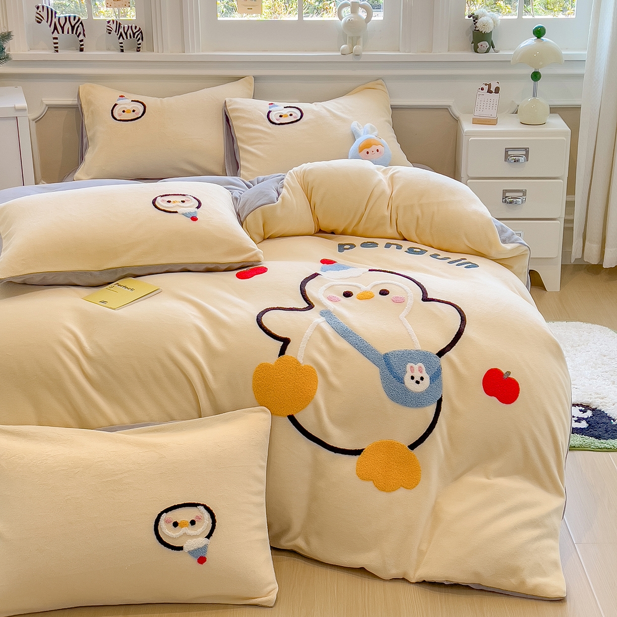 91家纺网 家纺一手货源 找家纺 悦织语 2025新款加厚200克高克重毛巾绣牛奶绒四件套 快乐企鹅-奶黄