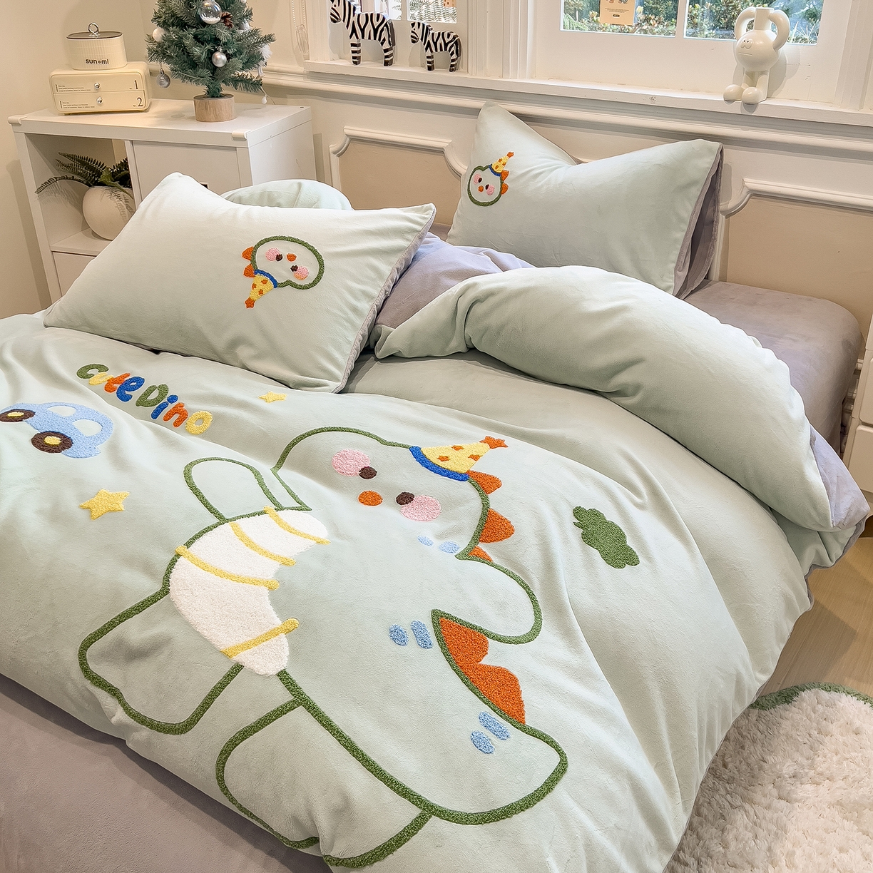 91家纺网 家纺一手货源 找家纺 悦织语 2025新款加厚200克高克重毛巾绣牛奶绒四件套 派对恐龙-浅绿