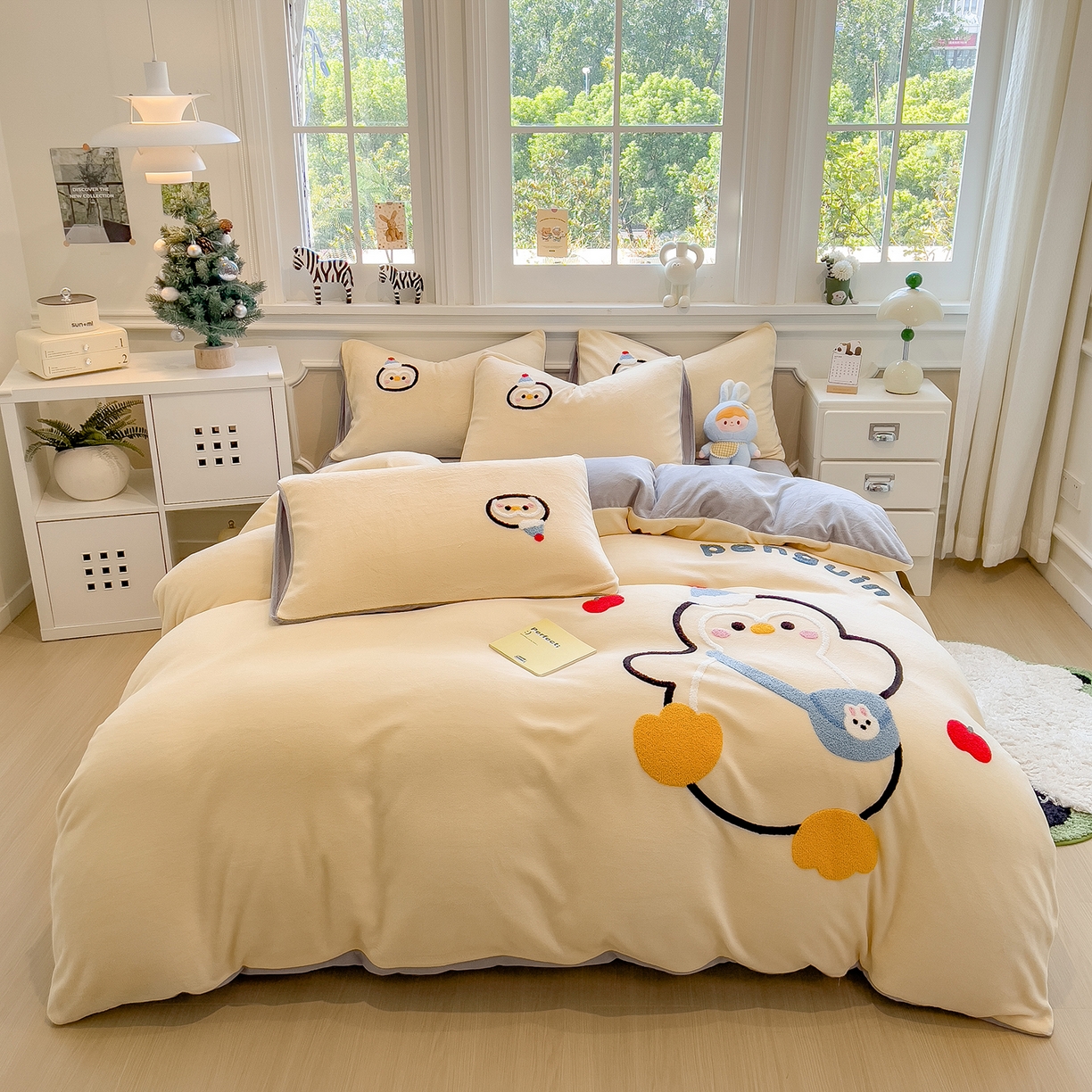 91家纺网 家纺一手货源 找家纺 悦织语 2025新款加厚200克高克重毛巾绣牛奶绒四件套 快乐企鹅-奶黄