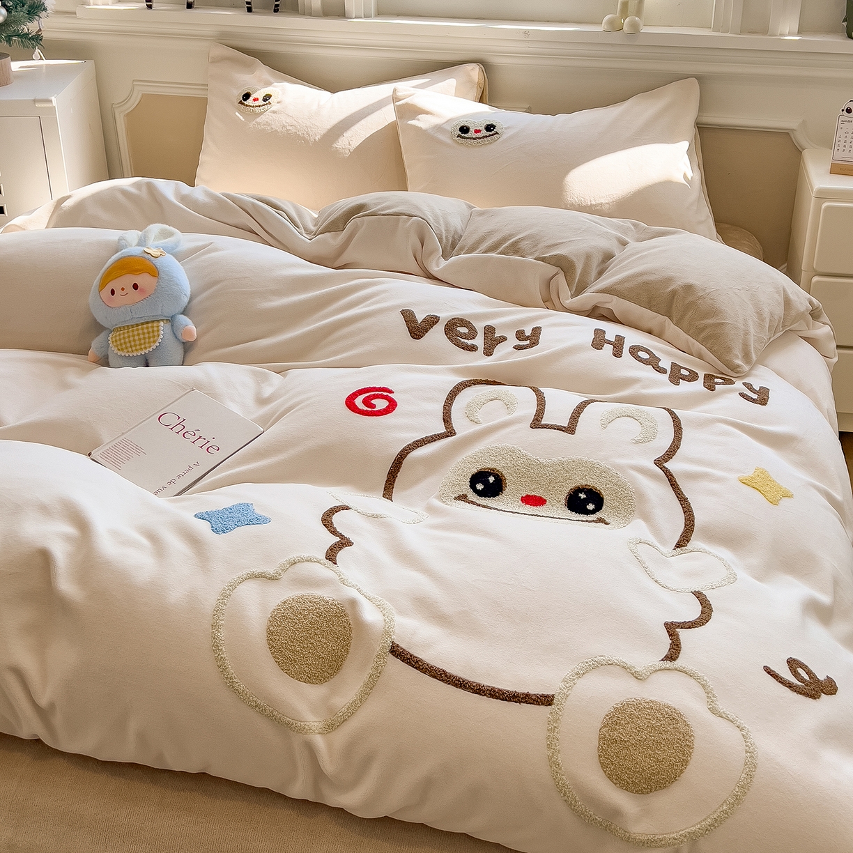 91家纺网 家纺一手货源 找家纺 悦织语 2025新款加厚200克高克重毛巾绣牛奶绒四件套 可爱布布-卡其