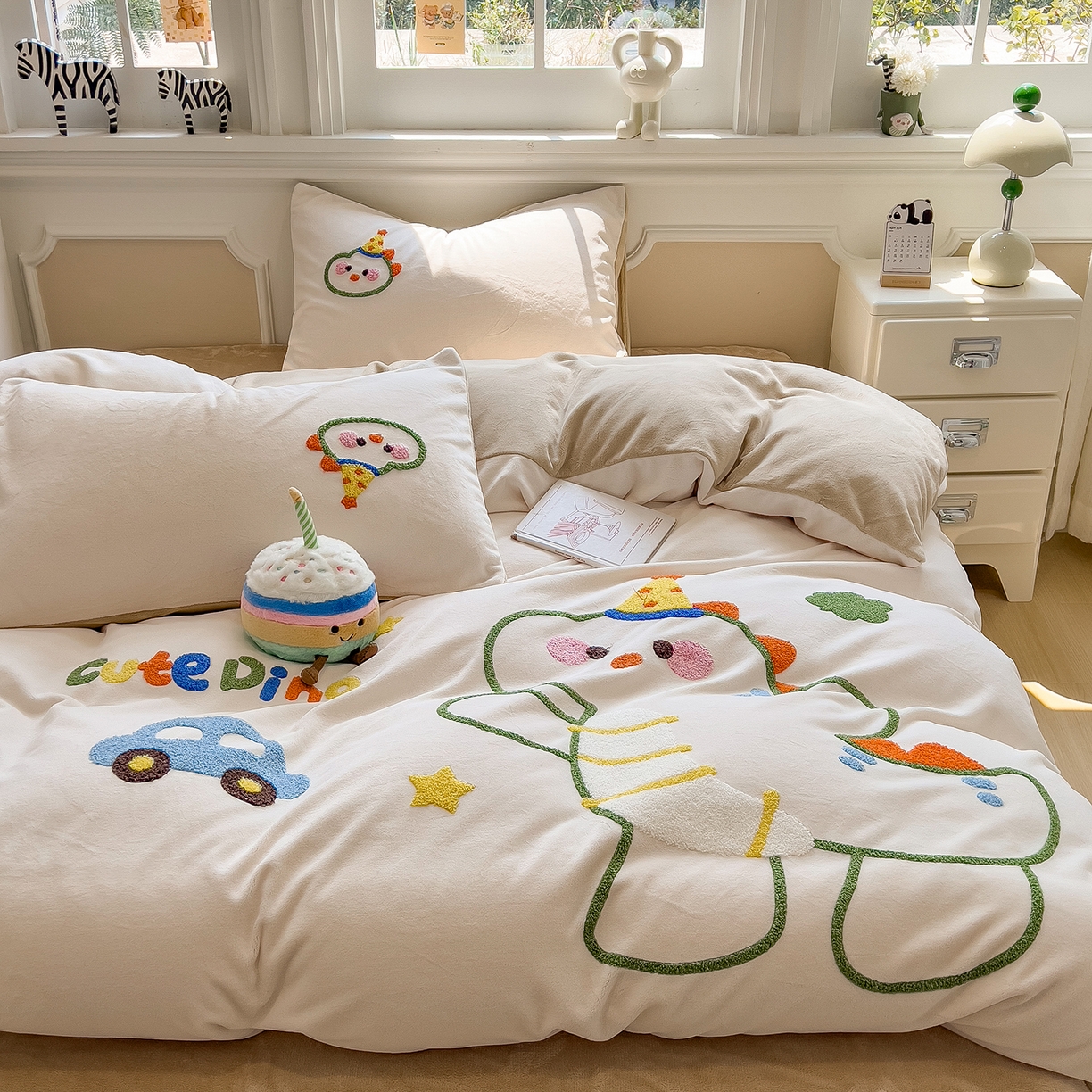 91家纺网 家纺一手货源 找家纺 悦织语 2025新款加厚200克高克重毛巾绣牛奶绒四件套 派对恐龙-米白