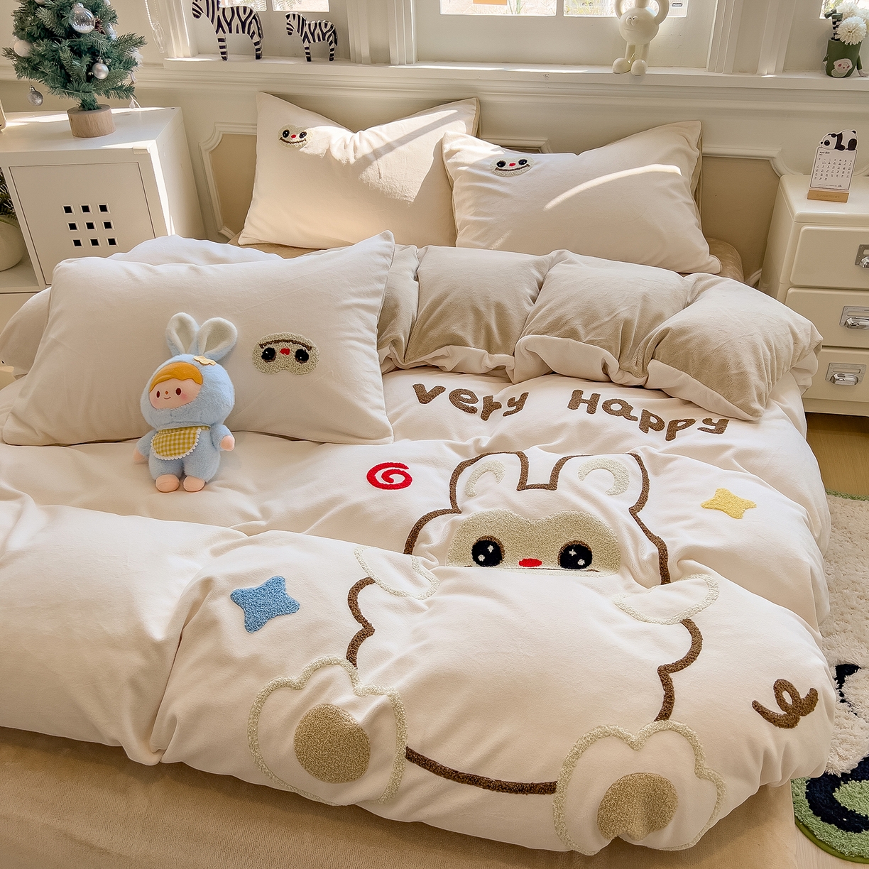 91家纺网 家纺一手货源 找家纺 悦织语 2025新款加厚200克高克重毛巾绣牛奶绒四件套 可爱布布-卡其