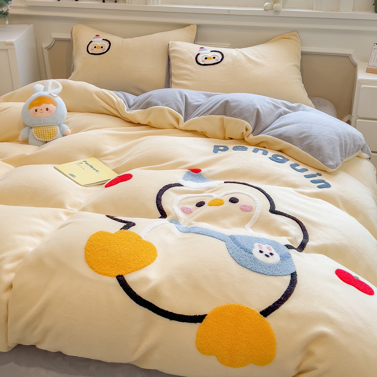 91家纺网 家纺一手货源 找家纺 悦织语 2025新款加厚200克高克重毛巾绣牛奶绒四件套 快乐企鹅-奶黄