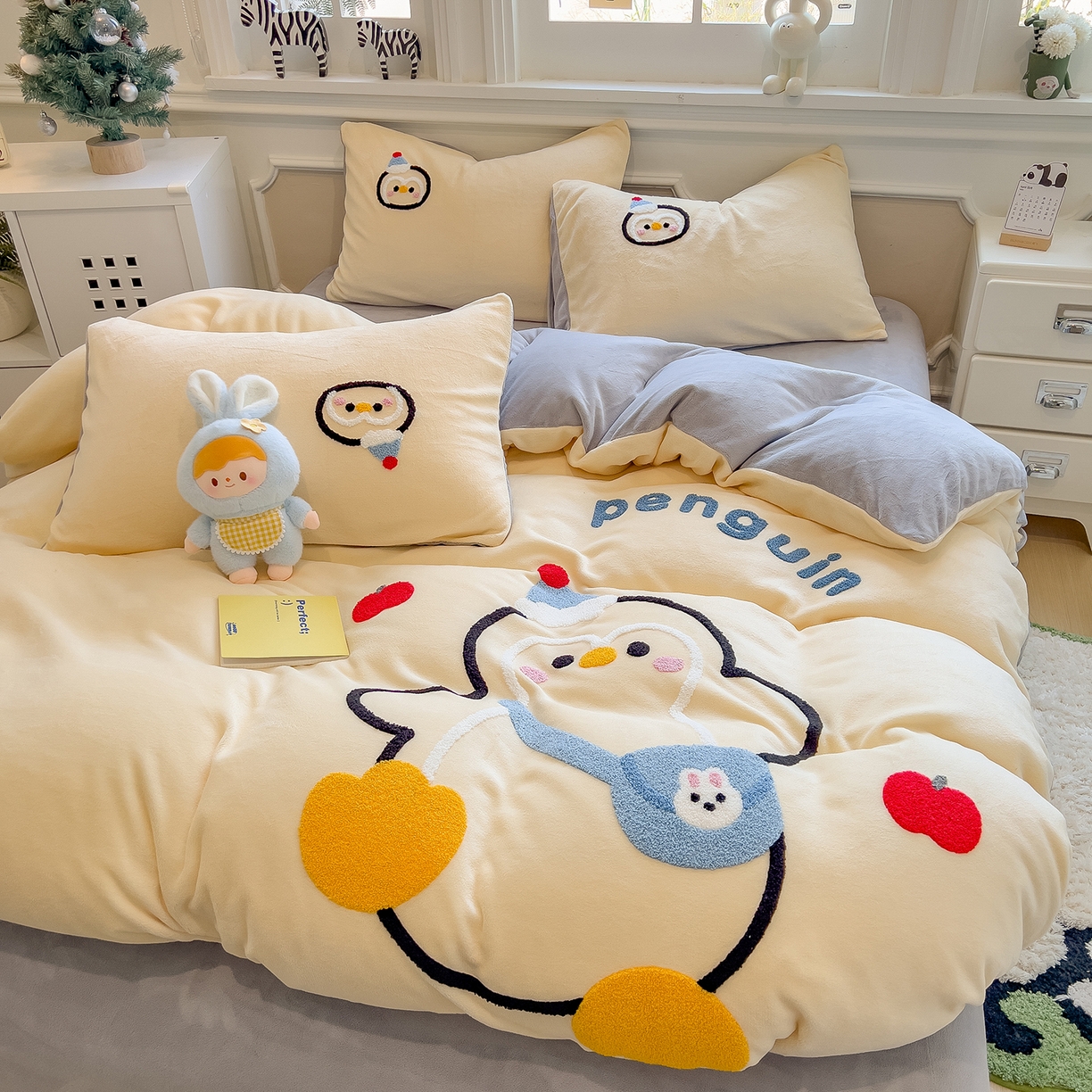 91家纺网 家纺一手货源 找家纺 悦织语 2025新款加厚200克高克重毛巾绣牛奶绒四件套 快乐企鹅-奶黄