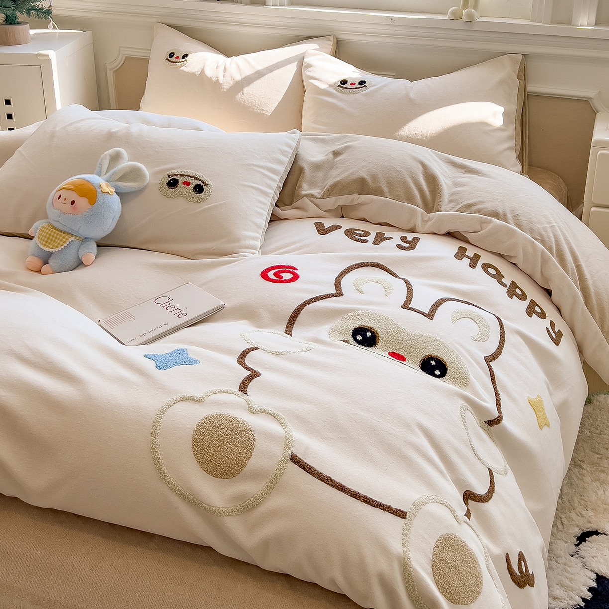 91家纺网 家纺一手货源 找家纺 悦织语 2025新款加厚200克高克重毛巾绣牛奶绒四件套 可爱布布-卡其