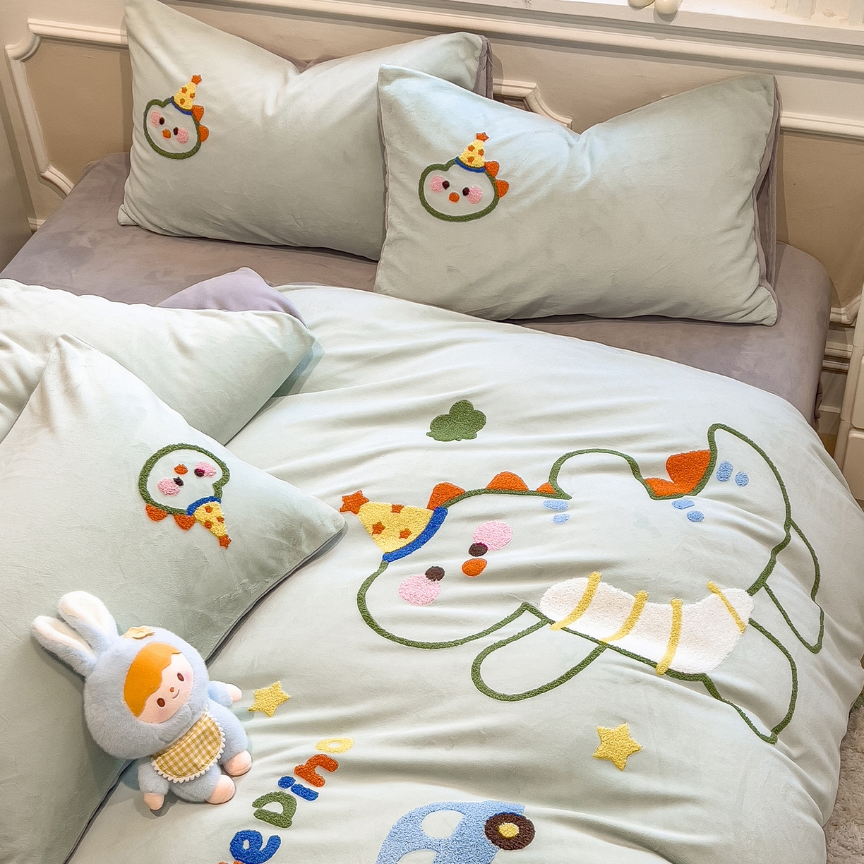 91家纺网 家纺一手货源 找家纺 悦织语 2025新款加厚200克高克重毛巾绣牛奶绒四件套 派对恐龙-浅绿