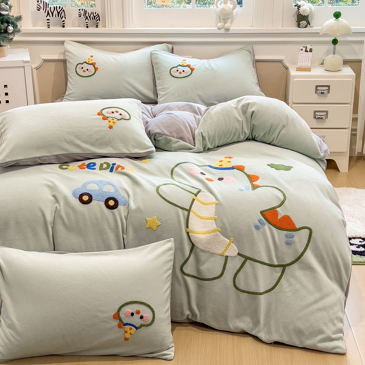 91家纺网 家纺一手货源 找家纺 悦织语 2025新款加厚200克高克重毛巾绣牛奶绒四件套 派对恐龙-浅绿