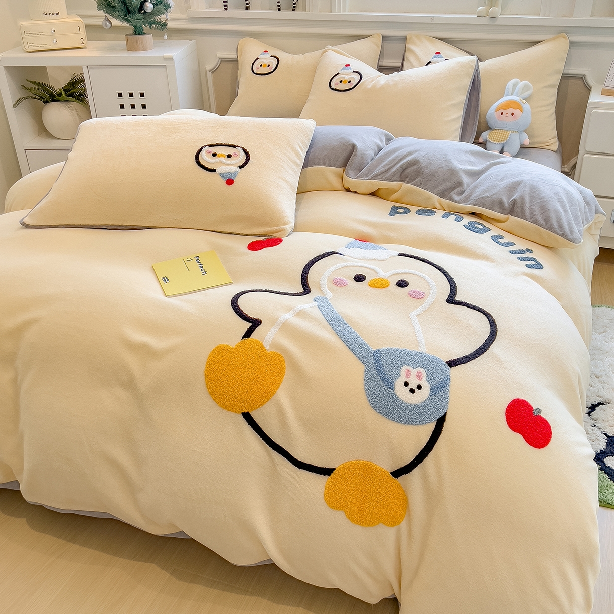91家纺网 家纺一手货源 找家纺 悦织语 2025新款加厚200克高克重毛巾绣牛奶绒四件套 快乐企鹅-奶黄
