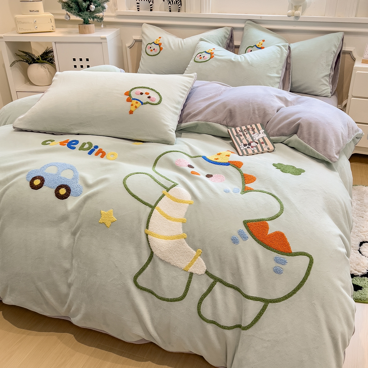 91家纺网 家纺一手货源 找家纺 悦织语 2025新款加厚200克高克重毛巾绣牛奶绒四件套 派对恐龙-浅绿