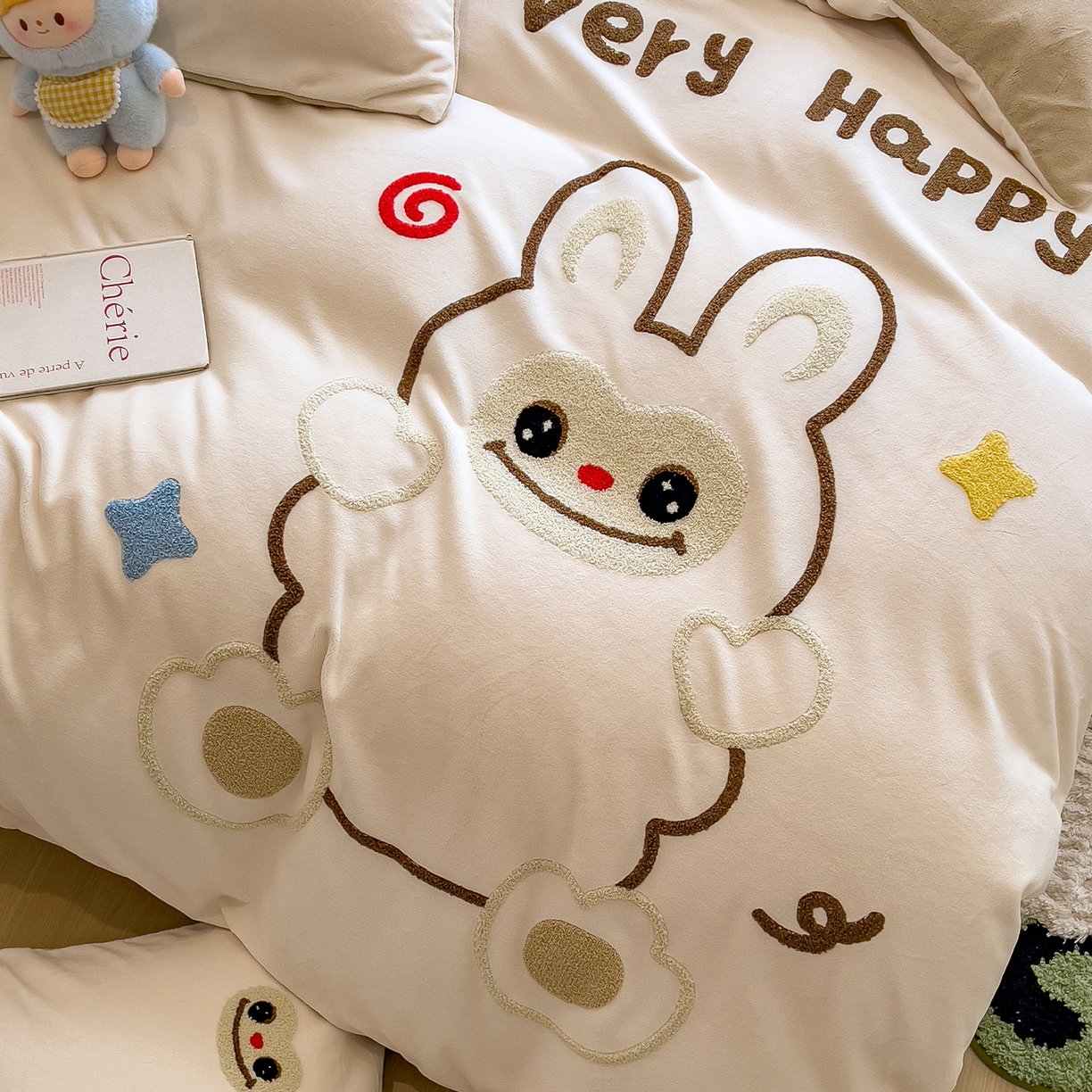 91家纺网 家纺一手货源 找家纺 悦织语 2025新款加厚200克高克重毛巾绣牛奶绒四件套 可爱布布-卡其