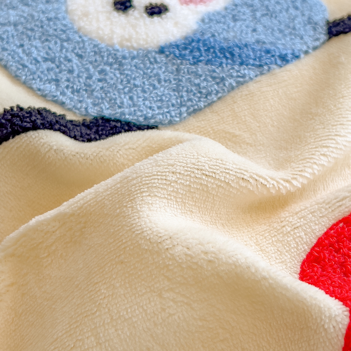 91家纺网 家纺一手货源 找家纺 悦织语 2025新款加厚200克高克重毛巾绣牛奶绒四件套 快乐企鹅-奶黄