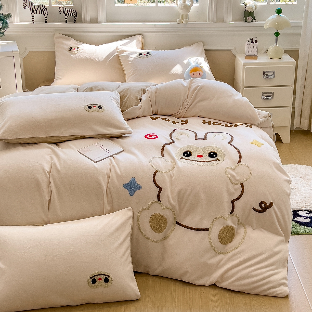 91家纺网 家纺一手货源 找家纺 悦织语 2025新款加厚200克高克重毛巾绣牛奶绒四件套 可爱布布-卡其