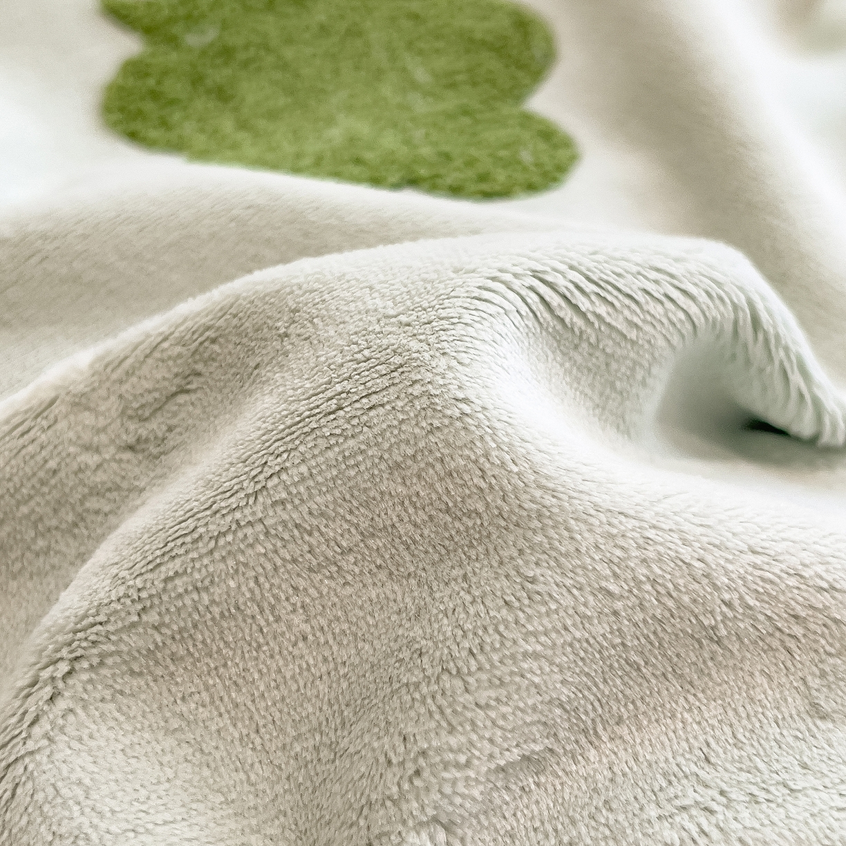 91家纺网 家纺一手货源 找家纺 悦织语 2025新款加厚200克高克重毛巾绣牛奶绒四件套 派对恐龙-浅绿